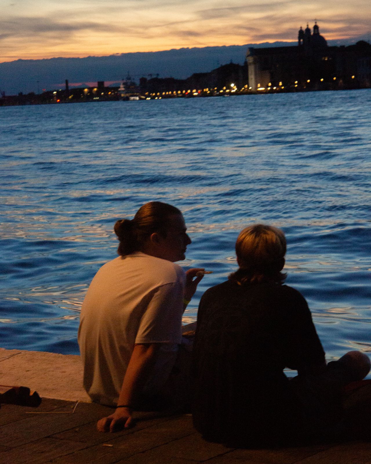 Victor et un ami au bord de l'eau.